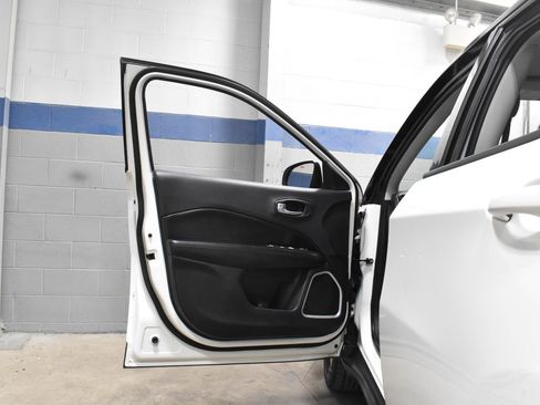 Used 2019 Jeep Compass Latitude FWD image 12