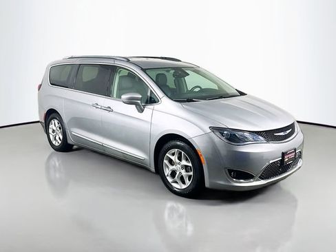 Used 2018 Chrysler Pacifica Touring-L Plus w/ Tire & Wheel Group image 2