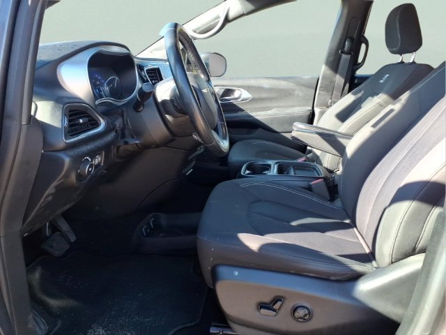 Used 2019 Chrysler Pacifica Touring Plus w/ S Appearance Package FWD image 16