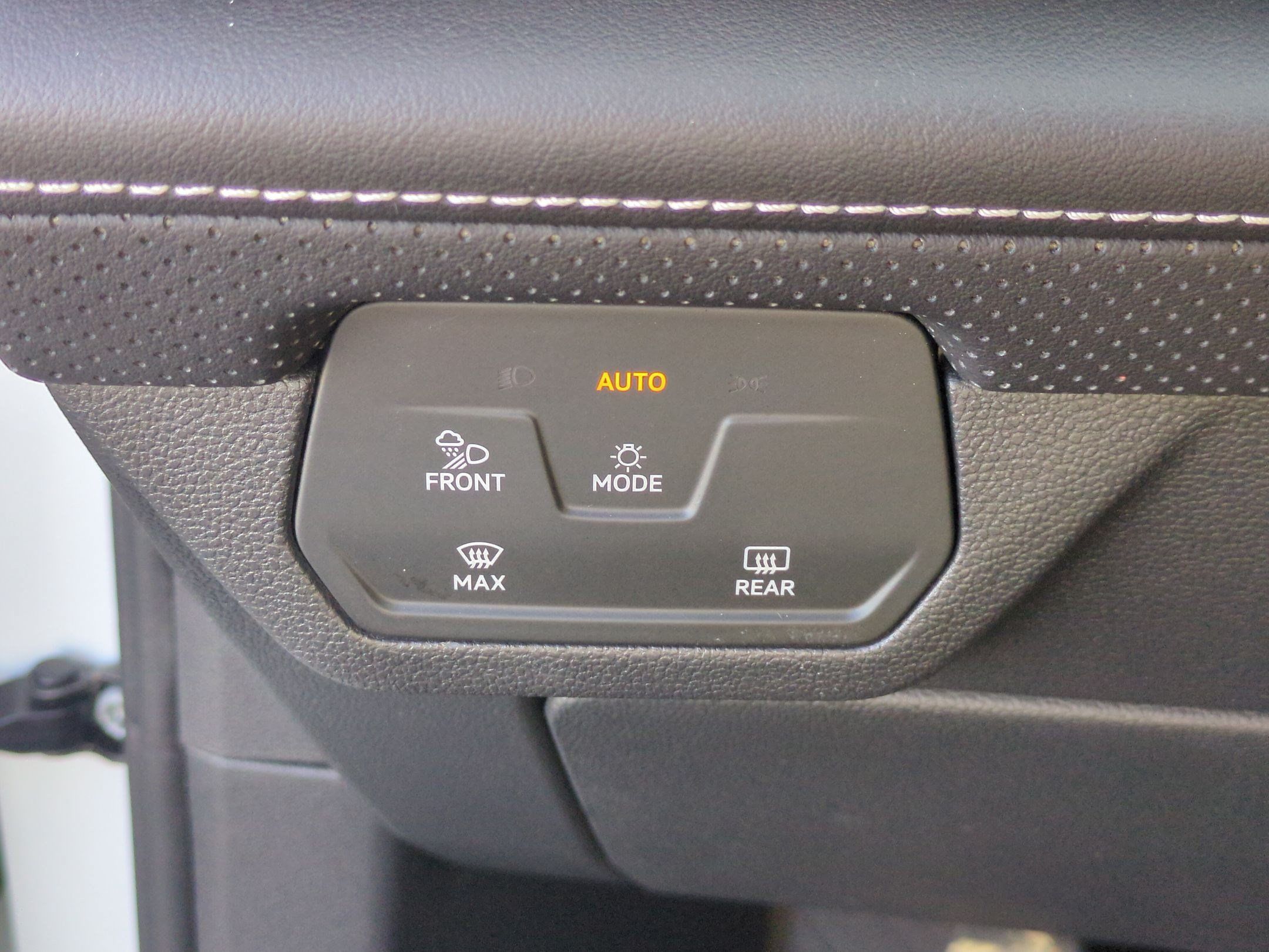 Used 2025 Volkswagen Atlas SE FWD image 17