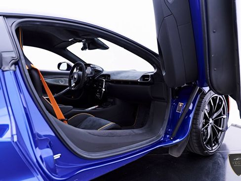 Used 2025 McLaren Artura RWD image 45