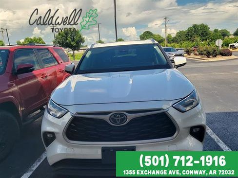 Used 2020 Toyota Highlander XLE FWD image 2