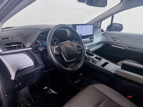 Used 2025 Toyota Sienna XLE FWD image 9