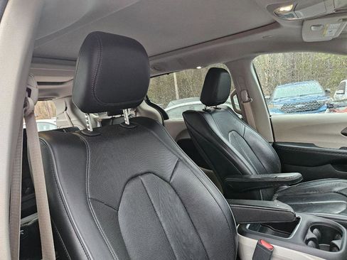 Used 2017 Chrysler Pacifica Limited image 22