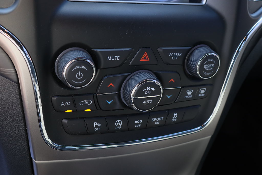 Used 2021 Jeep Grand Cherokee Laredo AWD/4WD image 17
