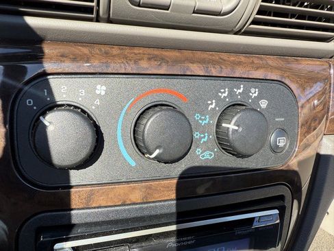 Used 2006 Chrysler Sebring Limited image 23