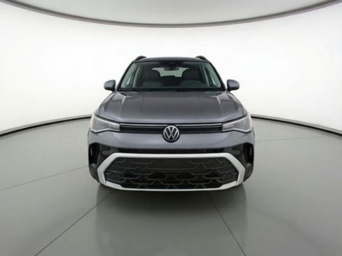 Used 2025 Volkswagen Taos SE image 2