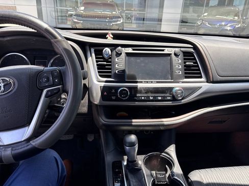 Used 2019 Toyota Highlander Plus FWD image 10