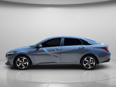 Used 2023 Hyundai Elantra SEL w/ Convenience Package image 3