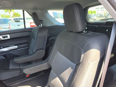 Used 2024 Ford Explorer XLT RWD image 9