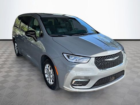 Used 2025 Chrysler Pacifica Select FWD image 4