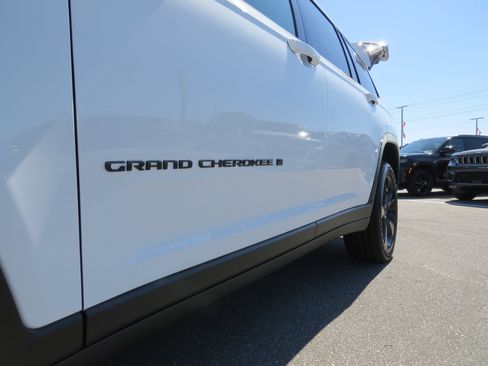 New 2025 Jeep Grand Cherokee L Altitude image 14