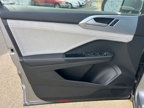 Used 2025 Volkswagen Taos SE image 18