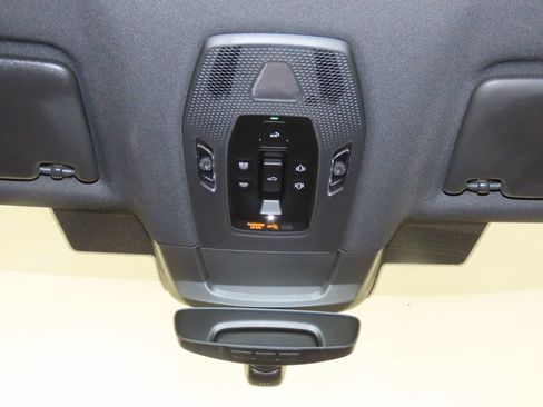 Certified 2025 Porsche Macan 4 Electric AWD/4WD image 32