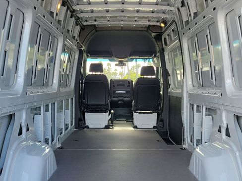 Used 2025 Mercedes-Benz Sprinter 2500 image 9
