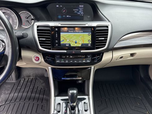 Used 2017 Honda Accord Touring image 32
