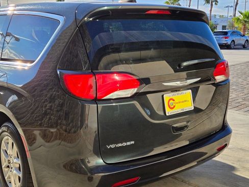 Used 2023 Chrysler Voyager LX image 4