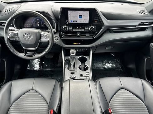 Used 2025 Toyota Highlander XSE AWD/4WD image 17