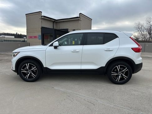 Certified 2025 Volvo XC40 B5 Core image 4
