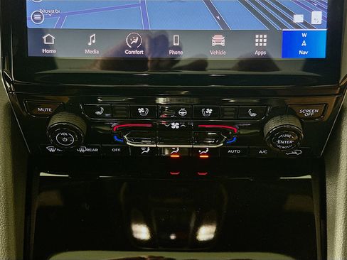 Used 2025 Jeep Grand Cherokee Summit w/ Luxury Tech Group V image 23