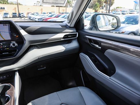 Used 2022 Toyota Highlander Limited image 6