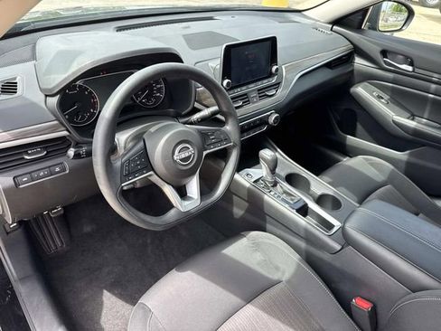 Used 2025 Nissan Altima 2.5 SV FWD image 37