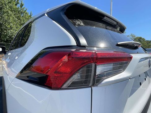 Used 2021 Toyota RAV4 LE FWD image 11