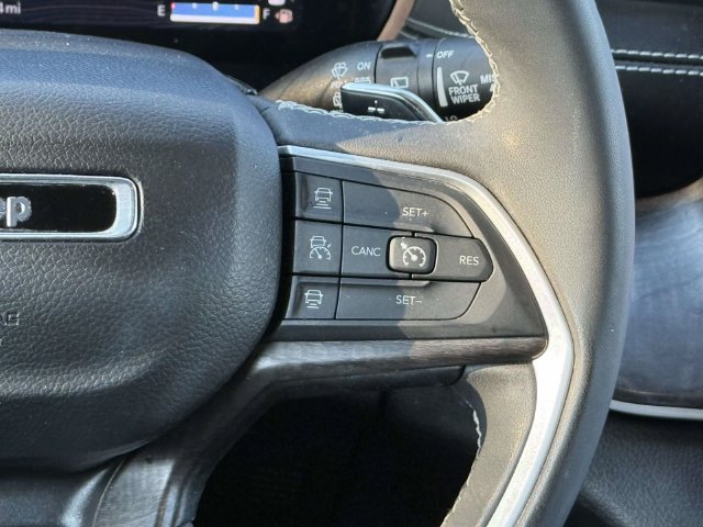 Used 2023 Jeep Grand Cherokee Limited AWD/4WD image 18