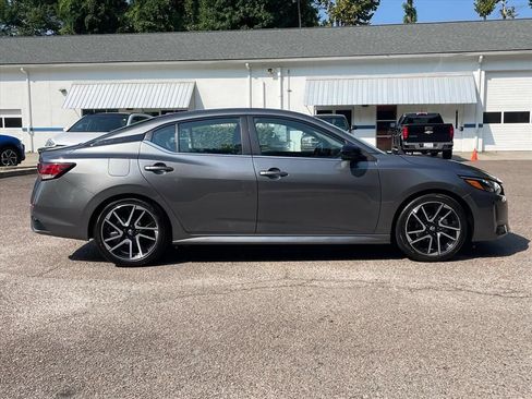 Used 2025 Nissan Sentra SR FWD image 2