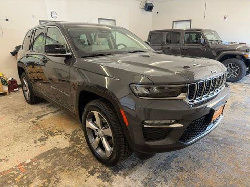 Certified 2022 Jeep Grand Cherokee Limited AWD/4WD image 2