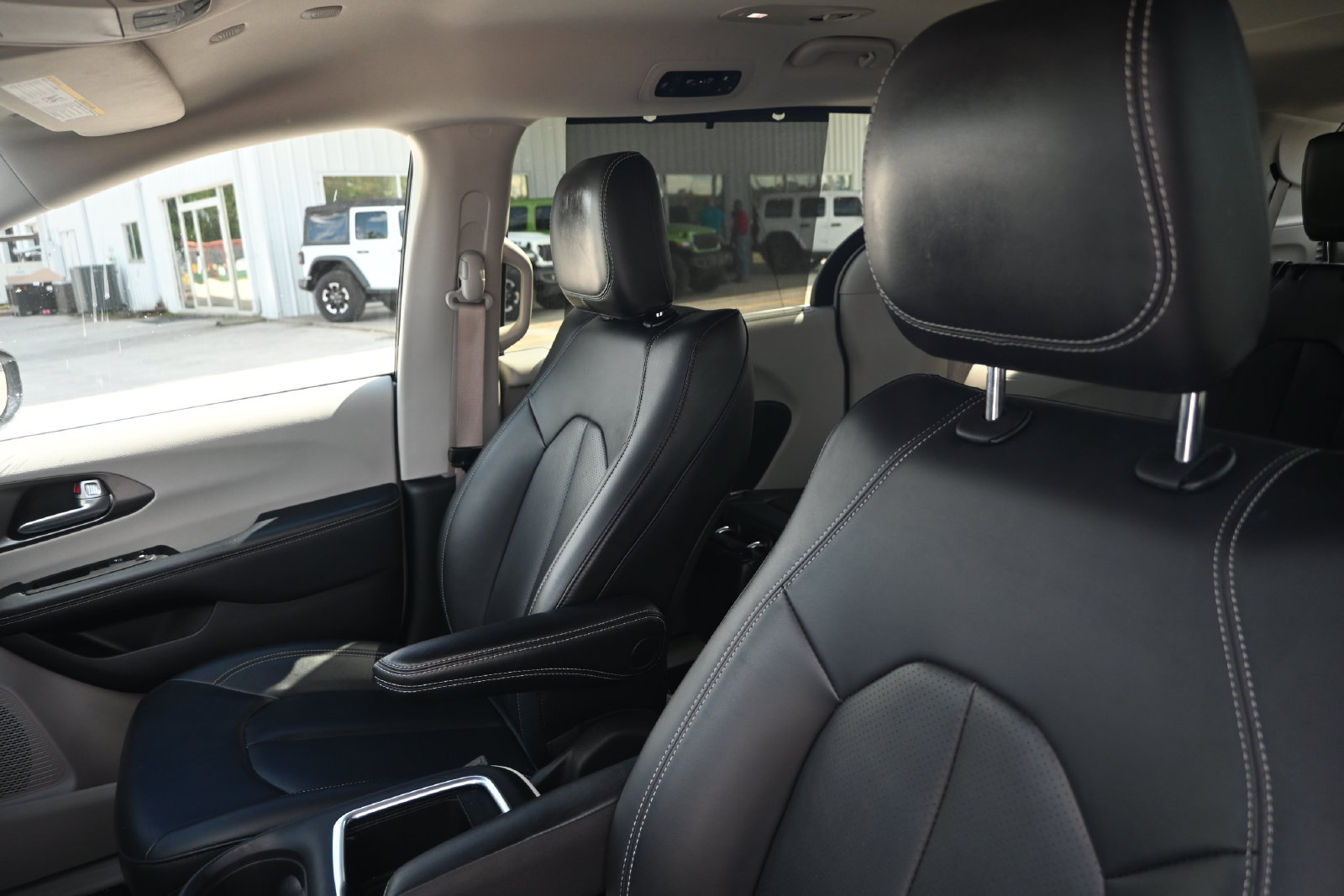 Used 2024 Chrysler Pacifica Touring-L FWD image 13