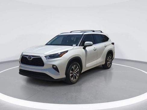 Used 2021 Toyota Highlander XLE FWD image 4