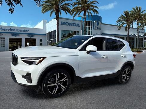 Used 2023 Volvo XC40 B4 Core w/ Convenience Package FWD image 4