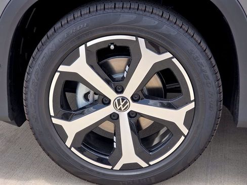 New 2026 Volkswagen Tiguan SE FWD image 9