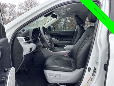 Used 2023 Toyota Highlander L image 3