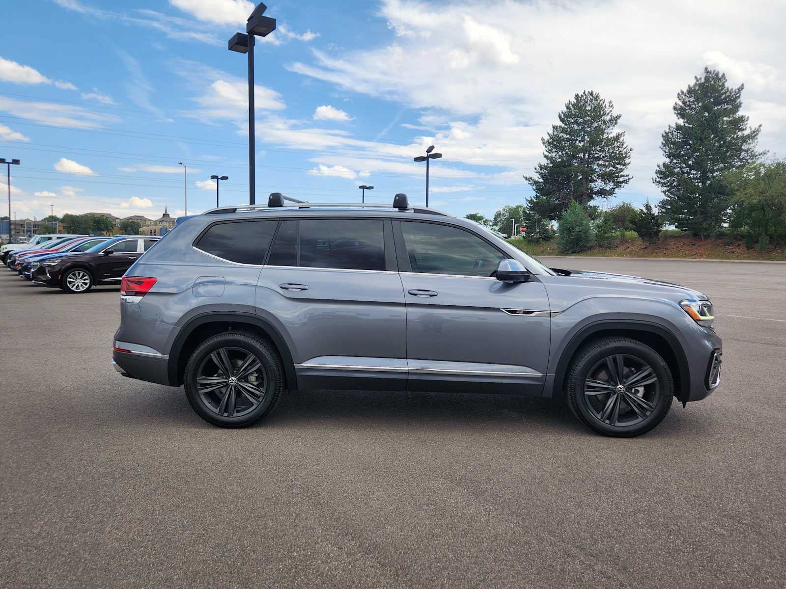 Used 2022 Volkswagen Atlas SEL R-Line AWD/4WD image 2