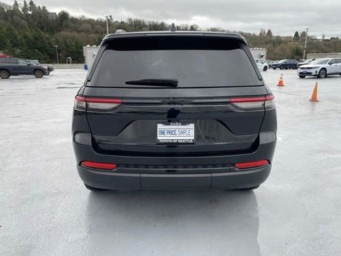 Used 2023 Jeep Grand Cherokee Altitude image 7