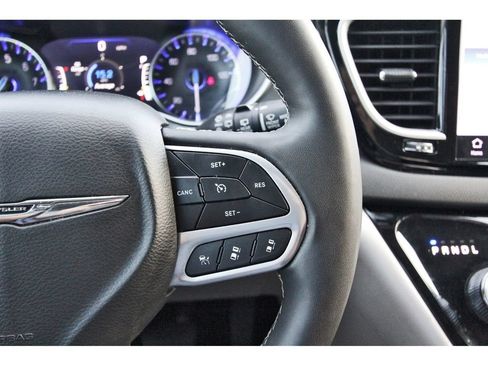 Used 2023 Chrysler Pacifica Touring-L FWD image 20
