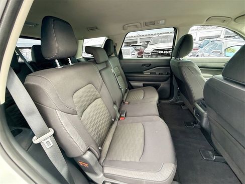 Used 2024 Nissan Pathfinder S image 32