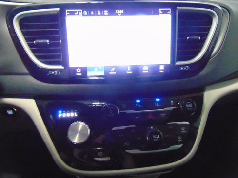 Used 2024 Chrysler Pacifica Touring-L image 13