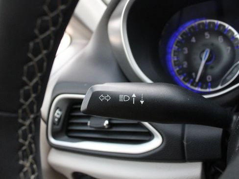Used 2022 Chrysler Pacifica Touring-L w/ Uconnect Theater Family Group FWD image 11