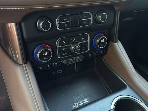 Used 2024 Chevrolet Suburban High Country AWD/4WD image 31
