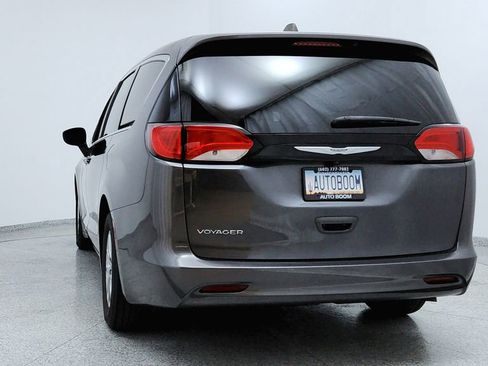Used 2023 Chrysler Voyager LX image 4