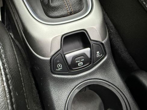 Used 2020 Jeep Compass Latitude FWD image 16
