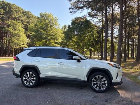 Used 2022 Toyota RAV4 XLE Premium FWD image 3