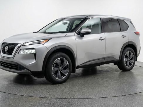Used 2025 Nissan Rogue SV image 3