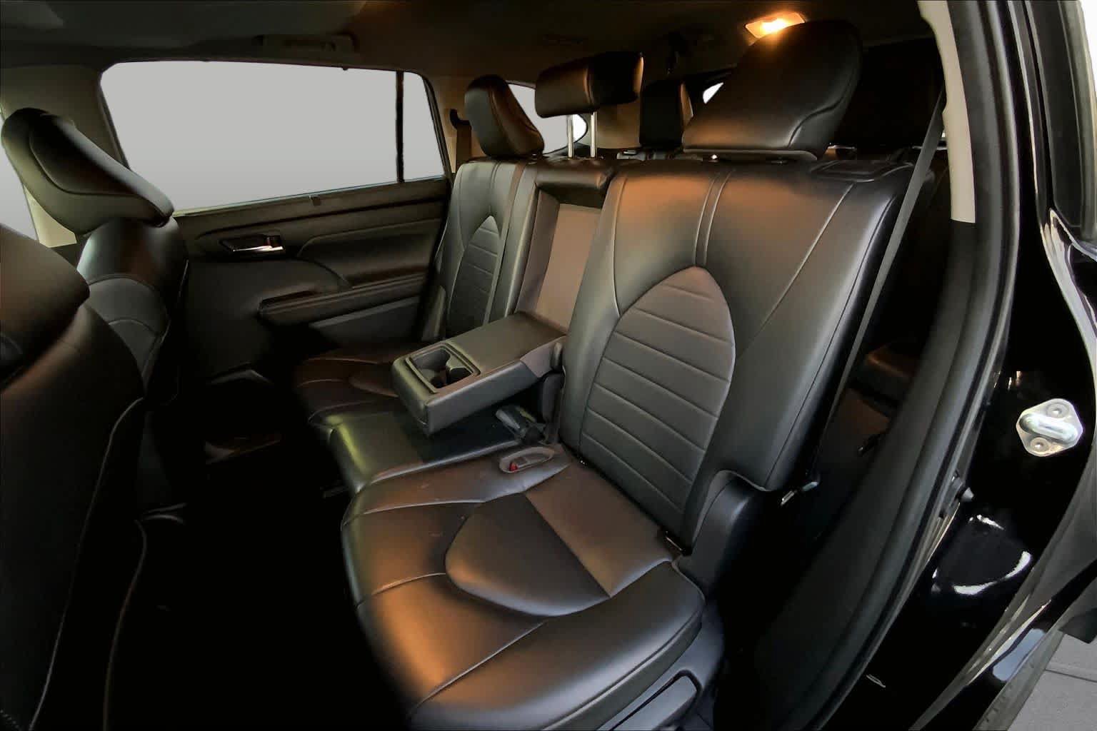 Used 2022 Toyota Highlander XLE FWD image 18