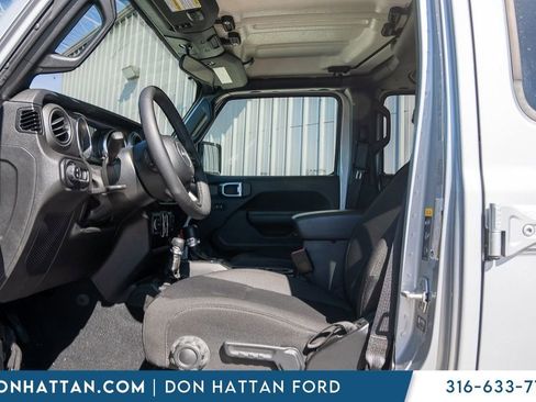 Used 2023 Jeep Gladiator Sport image 3