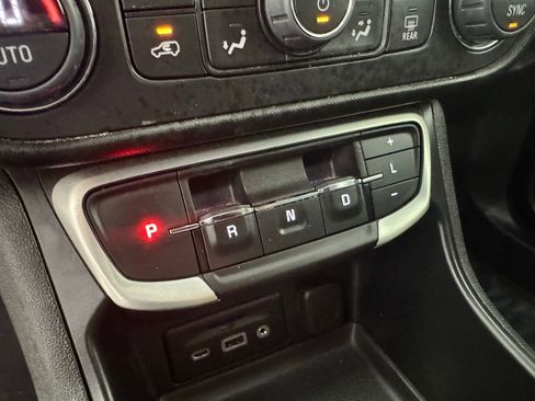 Used 2023 GMC Terrain SLT image 17