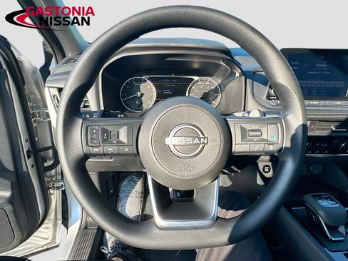 Used 2024 Nissan Rogue SV AWD/4WD image 14
